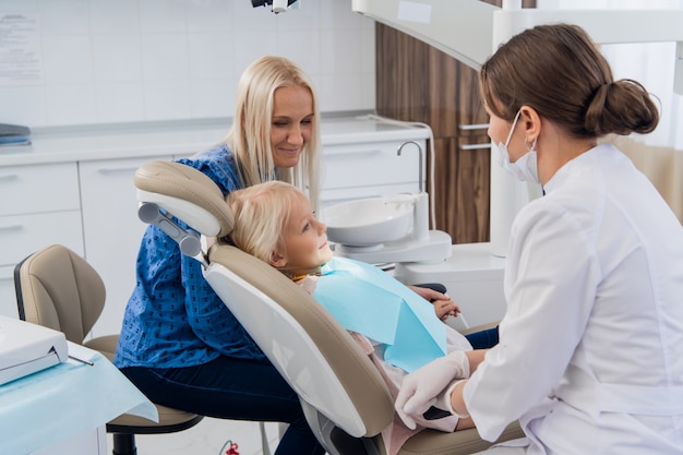 Un enfant ayant un contrôle régulier au bureau du dentiste