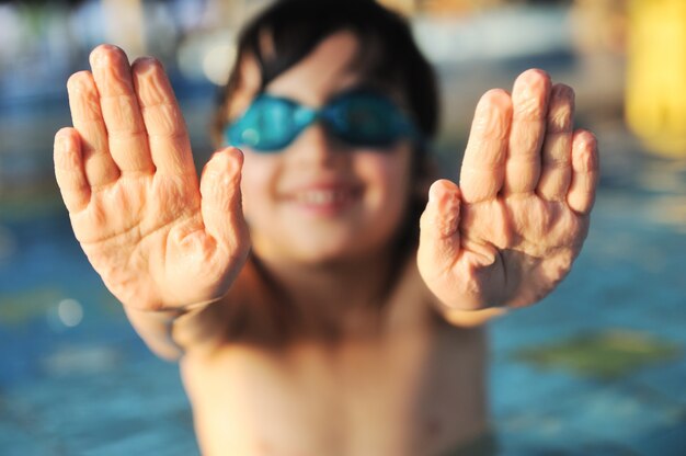 Enfant ayant du bon temps dans l&#39;eau de la piscine