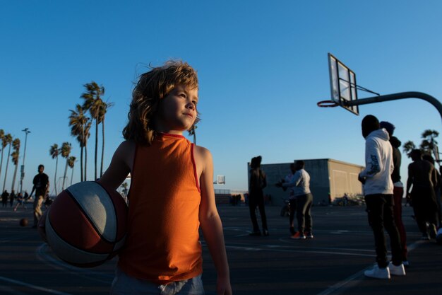 Enfant avec ballon de basket. Mode de vie sportif des enfants. Activité sportive pour enfants.