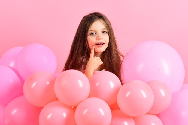 Enfant en ballons, anniversaire.