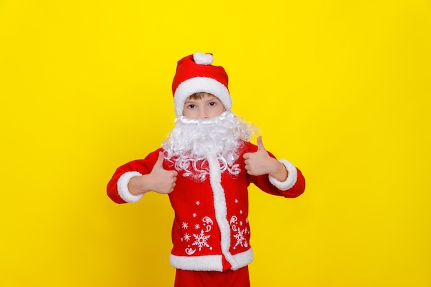 Un enfant à la barbe Santaartificial fait un geste de pouce levé avec les deux mains super classe