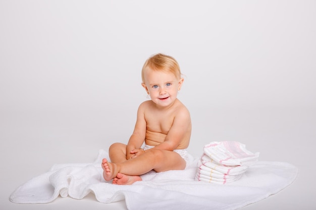 Enfant en bas âge bébé tout-petit assis rampant en arrière heureux souriant sur fond blanc