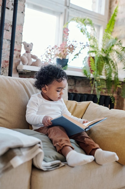 Enfant en bas âge curieux avec le livre