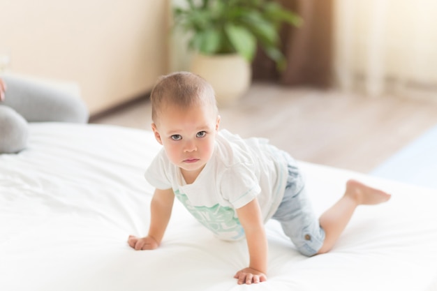 Enfant en bas âge dans le lit à la maison