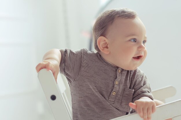 enfant en bas âge dans un studio lumineux / petit garçon bébé bel enfant en bonne santé