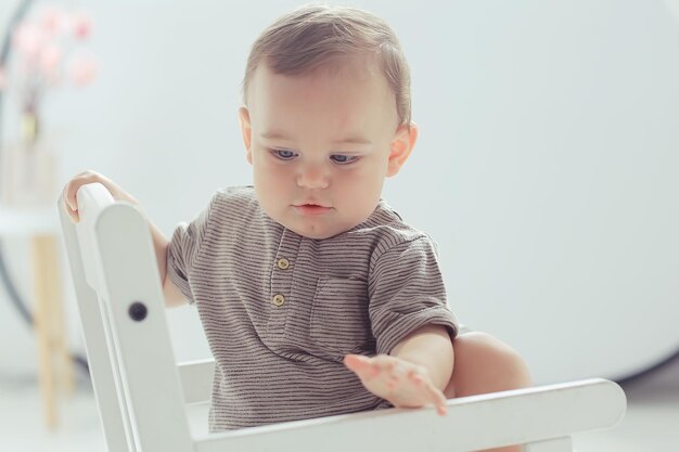 enfant en bas âge dans un studio lumineux / petit garçon bébé bel enfant en bonne santé