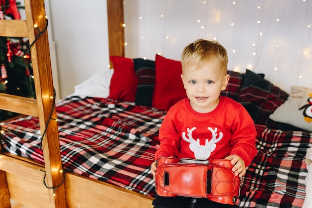 Enfant en bas âge mignon avec son cadeau de Noël