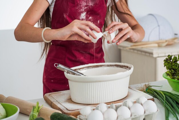 Enfant battant l'oeuf et la farine pour faire de la pâte avec de la nourriture au batteur