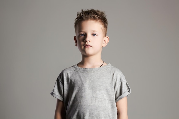 Enfant beau petit garçon de 7 ans