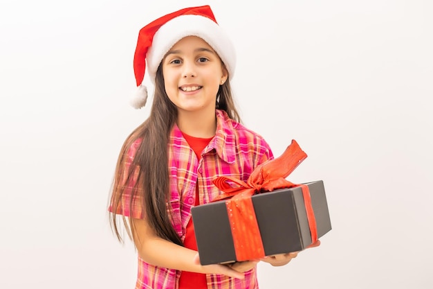 Enfant de beauté avec cadeau de Noël