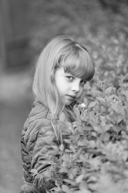 Enfant avec la beauté de longs cheveux blonds