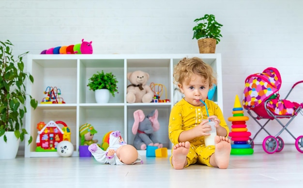 Enfant boit du lait dans la chambre Mise au point sélective