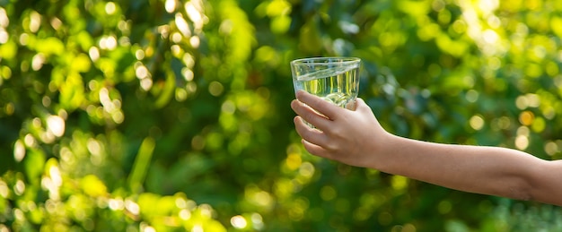 L'enfant boit de l'eau dans un verre. Mise au point sélective. Enfant.