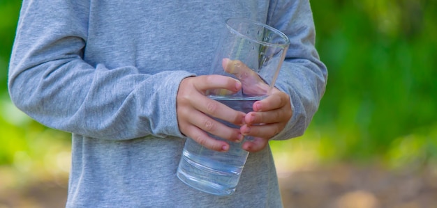 L'enfant boit de l'eau propre en été