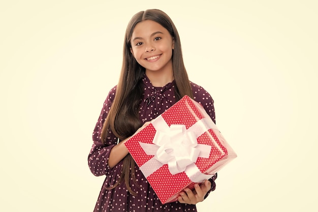 Enfant avec boîte-cadeau sur fond blanc isolé Présente pour l'anniversaire Saint Valentin Nouvel An ou Noël Portrait d'une adolescente souriante heureuse