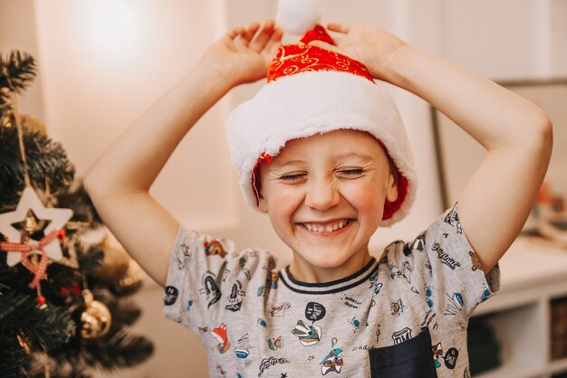 Enfant en bonnet de Noel