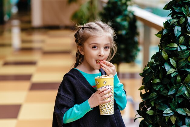 L'enfant avec une bouche pleine de pop-corn