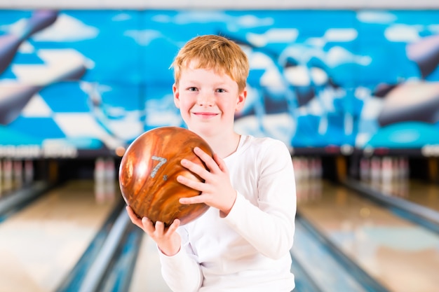 Enfant, bowling, balle, allée