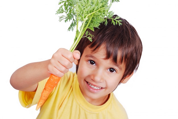 Enfant avec une carotte à la main