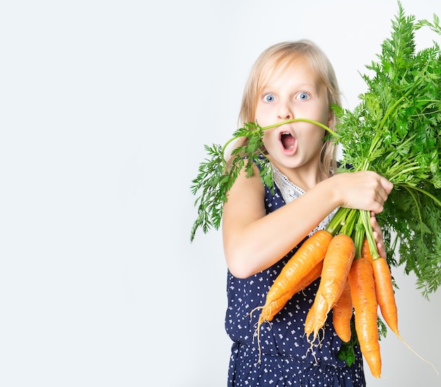 Un enfant avec des carottes avec des hauts