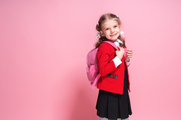 Enfant avec cartable. Fille avec cartable