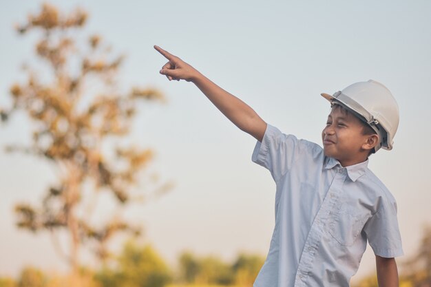 Enfant avec un casque blanc à l'extérieur