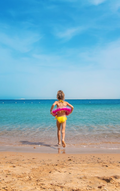 enfant en cercle nage dans la mer.