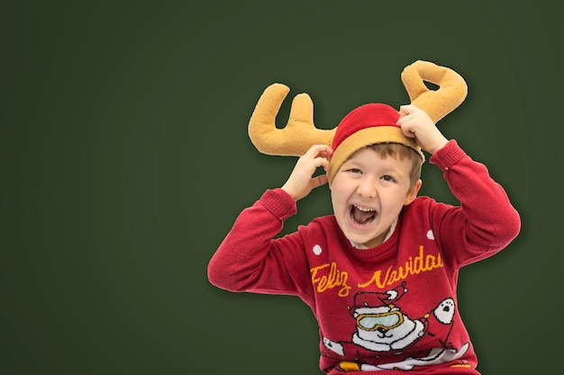 Enfant charmant et heureux avec des vêtements de noël