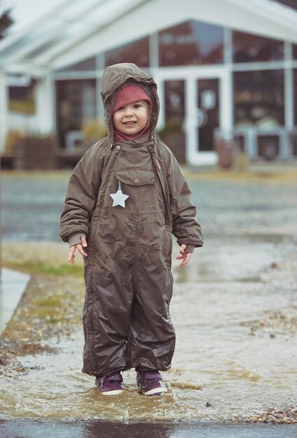 Un enfant charmant jouant au Danemark