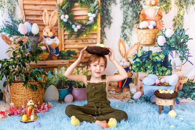 Enfant sur la chasse aux oeufs de Pâques vacances de Pâques