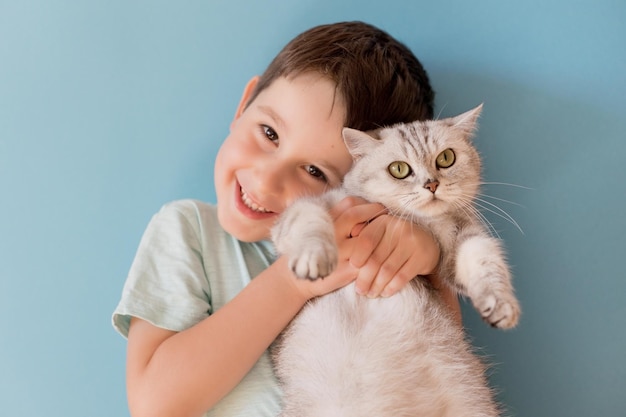 Enfant et chat sur fond bleu