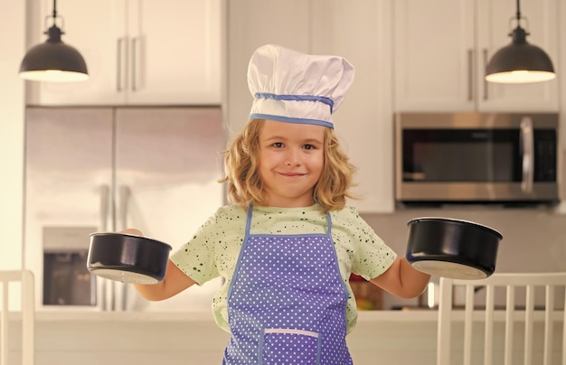 Enfant chef cuisinier cuisine cuisiner enfants enfant garçon avec tablier et chapeau de chef préparer un repas sain