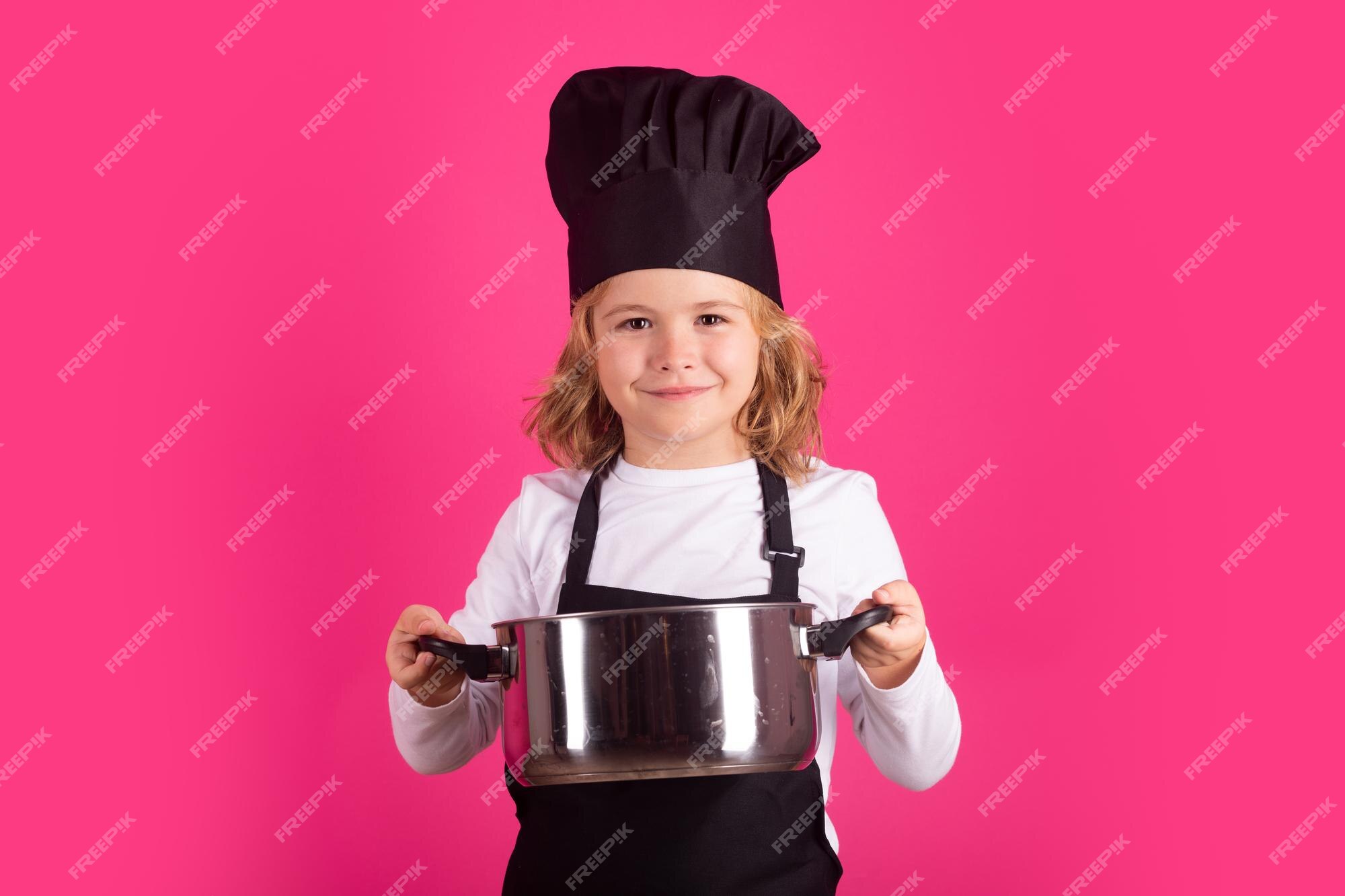 Chef Cuisinier Enfant Portant L'uniforme De Cuisinière Et Toque De Chef  Préparant La Nourriture Dans La Cuisine Cuisine Culinaire Et Concept De  Nourriture Pour Enfants