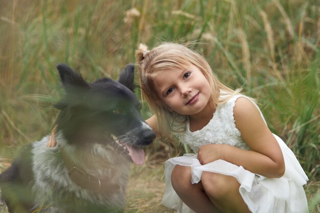 Enfant avec chien