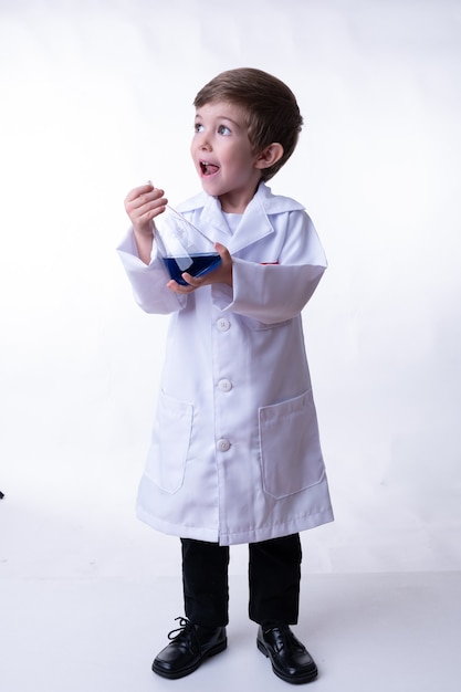 Un enfant chimiste isolé sur fond blanc.