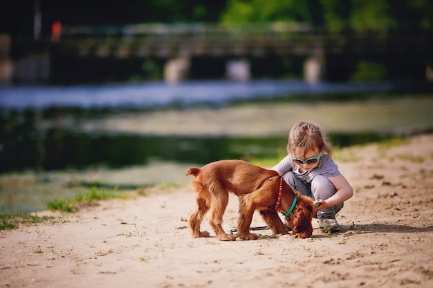 Enfant avec chiot à l'extérieur