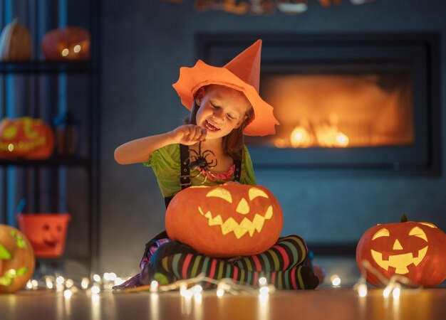 Enfant avec citrouille à découper