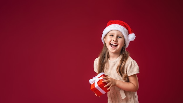 enfant avec un coffret cadeau