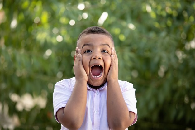 Enfant colombien surpris dans un parc