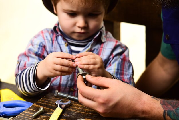 L'enfant de concept de réparation tord le concept de boulon de la créativité des enfants et du garçon d'éducation d'ingénierie dans