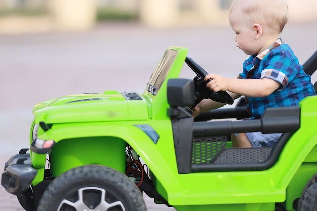 enfant conducteur voiture électrique attraction SUV petit