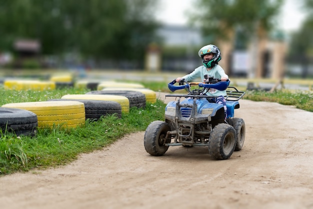 Un enfant conduit un VTT sur la piste