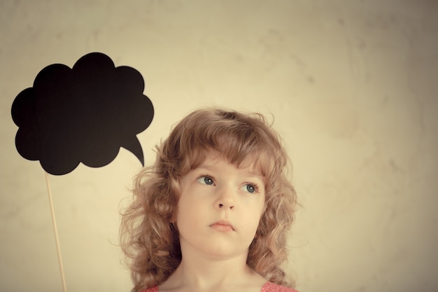 Enfant confus avec le nuage de papier