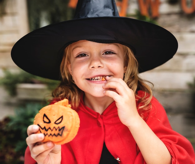 Enfant en costume d&#39;Halloween