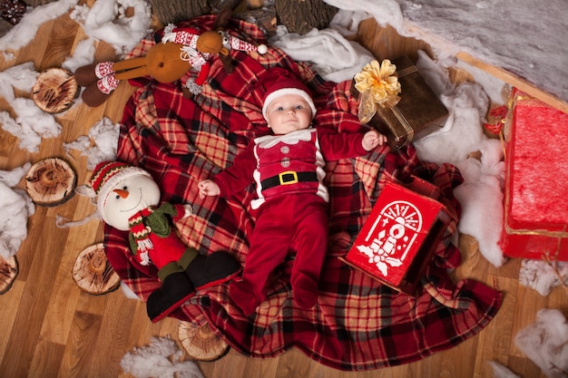 Un enfant en costume de père Noël