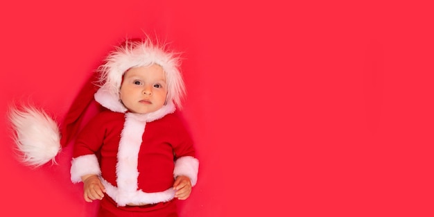 Un enfant en costume de père Noël