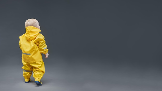 Enfant en costume de pluie jaune