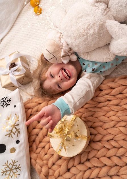 Enfant couché sur une couverture de laine de mouton naturelle