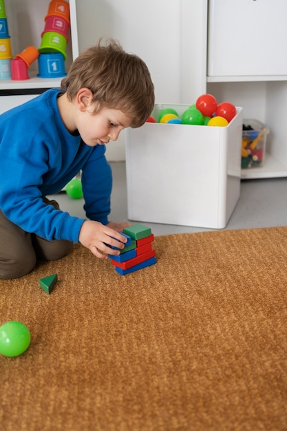 Photo enfant à coup moyen jouant avec des jouets en bois