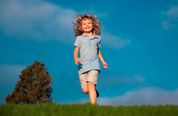 Enfant courir dans le parc en plein air Printemps enfant marcher sur l'herbe Garçon d'été Enfants insouciants